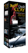 Mörk kartong med en bild som visar en högblanksvart motorhuv. Produktbild av röd sprayflaska