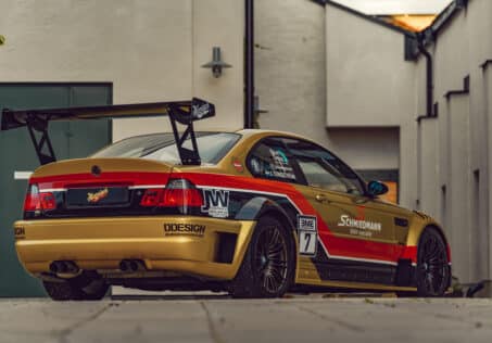 Sportbil guldfärgad med meguiars regskylt