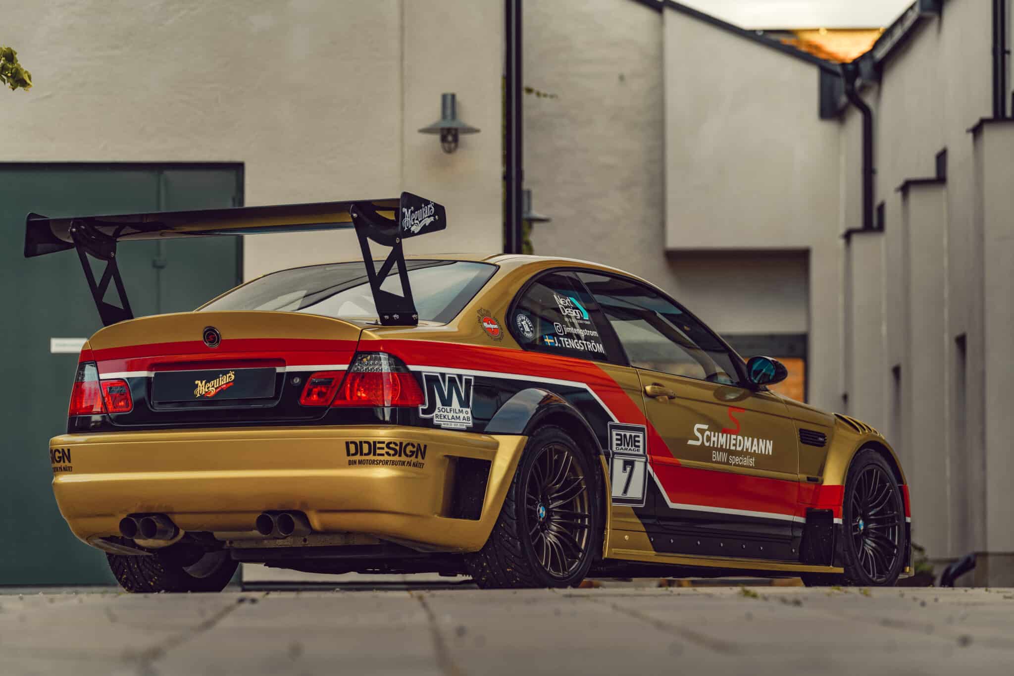 Sportbil guldfärgad med meguiars regskylt