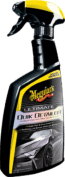 Svart sprayflaska men gula och silvriga detaljer, visar en sportig svart bil med svarta fälgar
