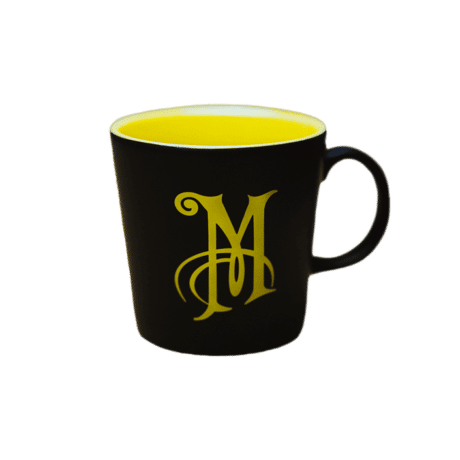 Svart kaffemugg med gult M