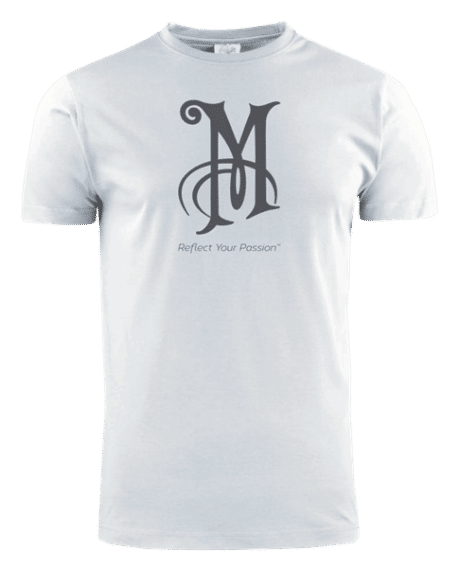 Vit T-shirt med grått M tryckt på bröstet